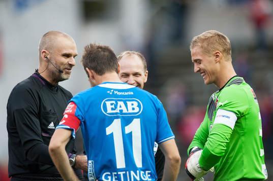 Slantsingling med glada miner före matchen i allsvenskan