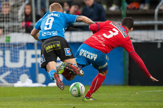 Helsingborgs Loret Sadiku och Halmstads Gudjon Baldvinsson