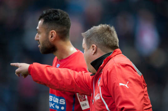 Helsingborgs tränare Roar Hansen instruerar Imad Khalili i