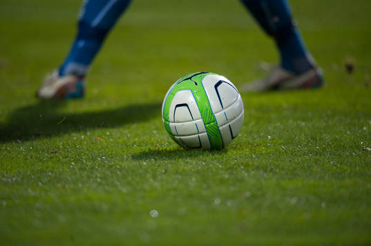 Fotboll, fotbollsskor och gräs i matchen i allsvenskan