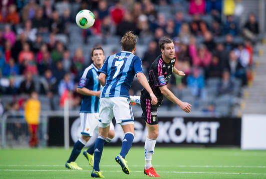 IFK Göteborgs Pontus Farnerud nickar vidare bollen