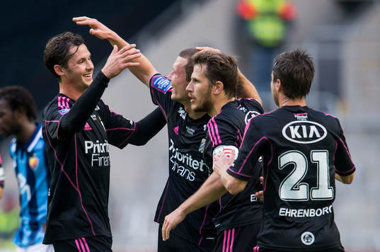 IFK Göteborgs Jakob Johansson kramas om av Philip Haglund,