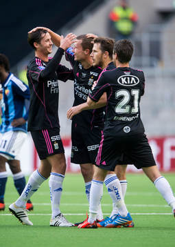 IFK Göteborgs Jakob Johansson kramas om av Philip Haglund,