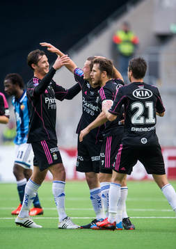 IFK Göteborgs Jakob Johansson kramas om av Philip Haglund,