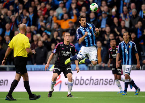 Djurgårdens Erton Fejzullahu nickar undan framför IFK
