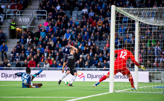 IFK Göteborgs Robin Söder kommer fri men missar bollen