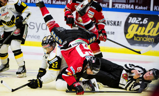 Västerås Kenndahl McArdle tacklar ner Malmös Nicklas