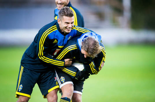 Alexander Kacaniklic och Marcus Allbäck leker