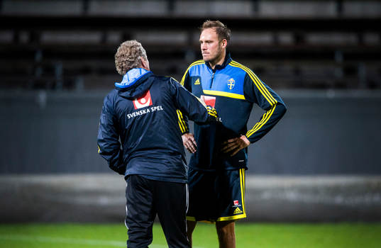 Andreas Granqvist samtalar med förbundskaptenen Erik