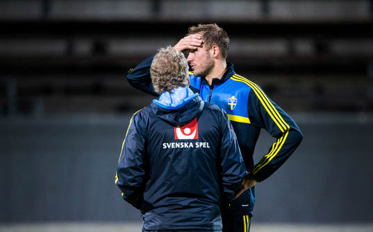 Andreas Granqvist samtalar med förbundskaptenen Erik
