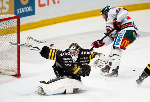 s målvakt Alexander Hamberg räddar en friställd
