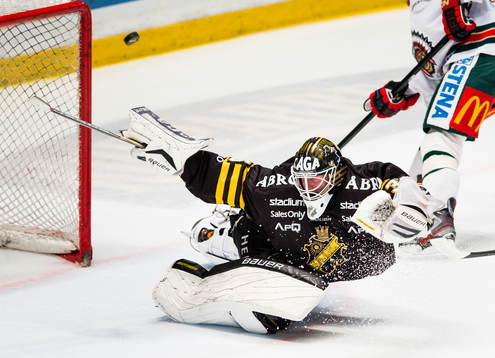 s målvakt Alexander Hamberg räddar en friställd