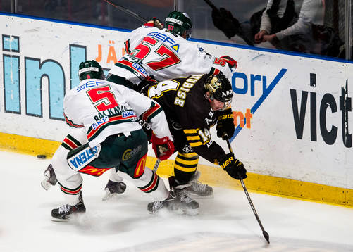 s Mark Hurtubise inklämd mellan Frölundas Christian