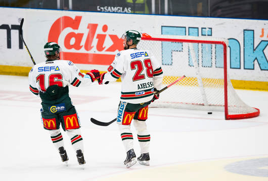 Frölundas Anton Axelsson gratulerar Dick Axelsson som gör