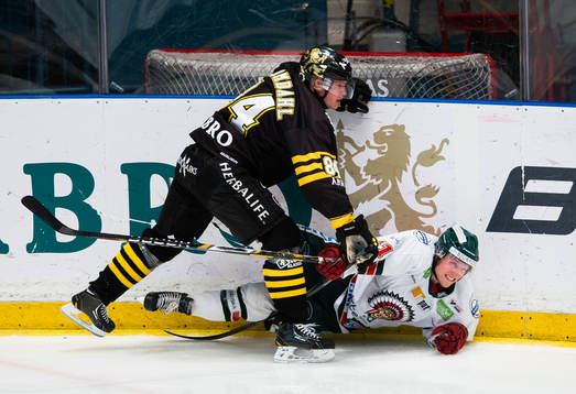s Patric Blomdahl tacklar omkull Frölundas Mathis Olimb