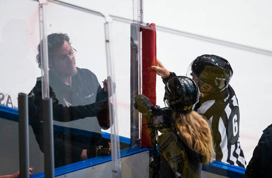 Domare Sören Persson undersöker plexiglaset som sitter