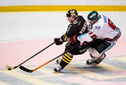 s Esa Pirnes jagas av Frölundas Jonas Ahnelöv