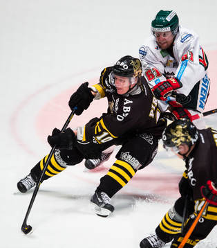 s Esa Pirnes jagas av Frölundas Jonas Ahnelöv