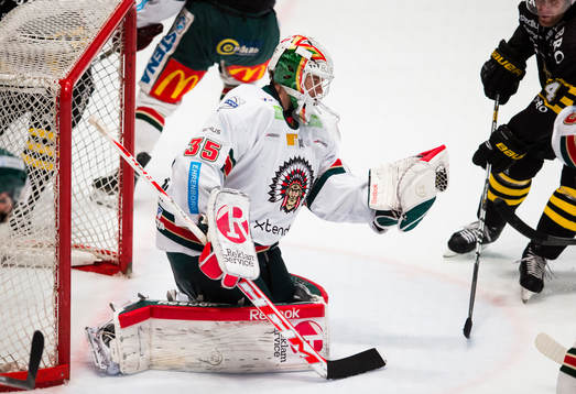Frölundas målvakt Linus Fernström plockar pucken