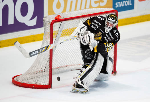 s målvakt Alexander Hamberg rensar undan pucken