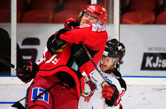Almtunas Alen Bibic blir neddragen av Malmös Mattias