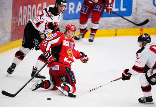 Almtunas Victor Rollin-Carlsson kämpar om pucken mot