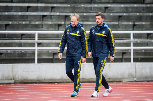 Per Nilsson (h) promenerar