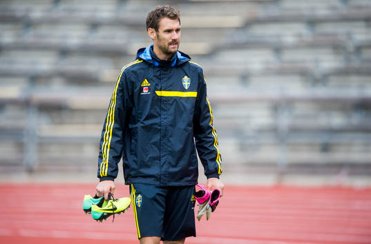 Målvakten Andreas Isaksson lämnar Sveriges träning