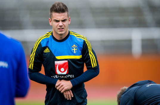 Alexander Kacaniklic får en smäll på handen