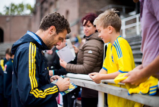 Målvakten Andreas Isaksson skriver autografer