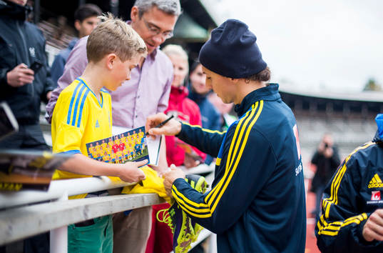 Zlatan Ibrahimovic skriver autografer