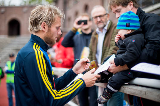 Ola Toivonen skriver autografer