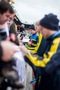 Zlatan Ibrahimovic skriver autografer