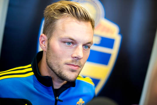 Sebastian Larsson innan Sveriges träning