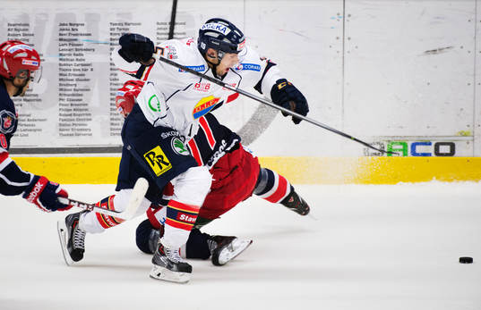 Djurgårdens Steve Saviano tar sig förbi Södertäljes