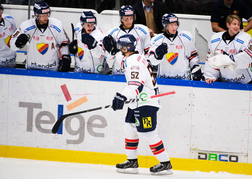 Djurgårdens Mikael Ahlén gratuleras till sitt 0-4-mål