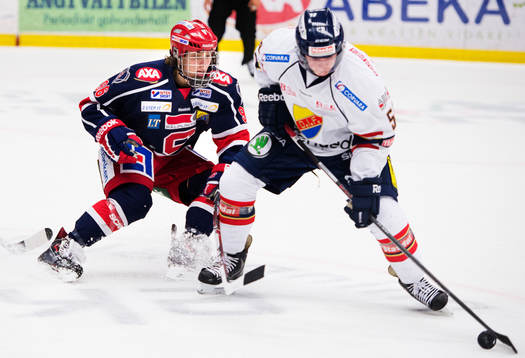 Södertäljes David Pastrnak försvarar mot Djurgårdens