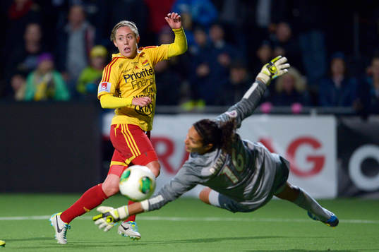 Tyresös  Meghan Klingenberg, spelar bollen förbi Paris