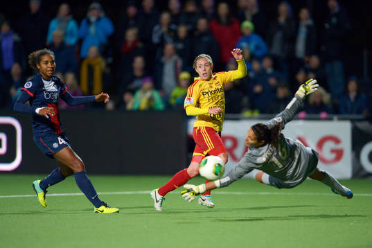 Tyresös  Meghan Klingenberg, spelar bollen förbi Paris