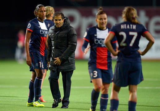 Farid Benstiti, tränare Paris Saint-Germain med sina