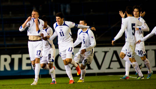 Bosnien-Hercegovinas Namir Alispahic jublar med laget