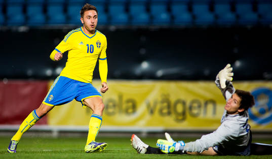 Sveriges Muamer Tankovic skjuter in sitt tredje mål för