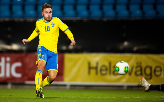 Sveriges Muamer Tankovic skjuter in sitt tredje mål för