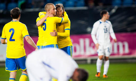 Sveriges Jesper Karlsson och Sebastian Hedlind kramas