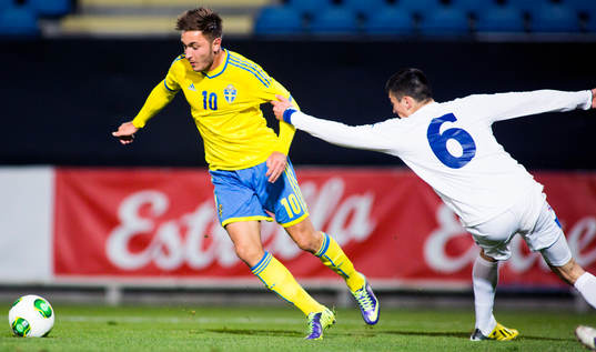 Bosnien-Hercegovinas Milos Satara har svårt att hänga med