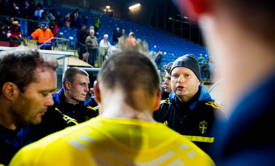 Sveriges tränare Tomas Turesson pratar med spelarna