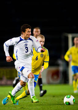 Bosnien-Hercegovinas Ante Petrovic jagas av Sveriges Simon