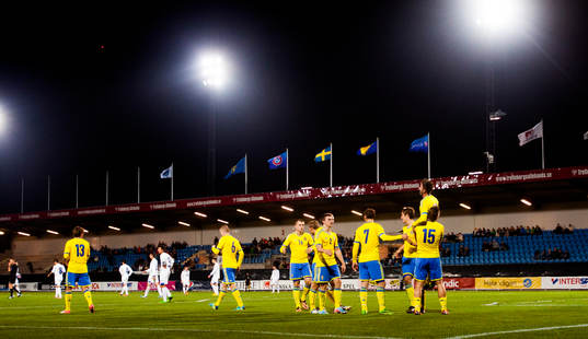 Sverige jublar och Pontus Nordenberg (th) lyfter upp Muamer