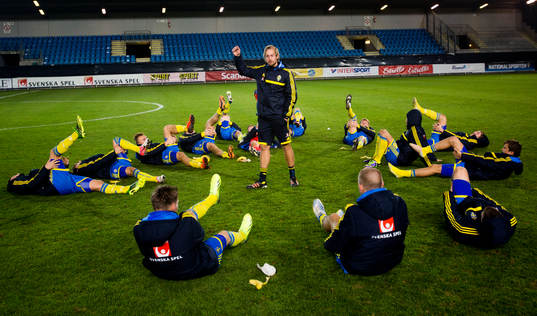 Sveriges naprapat Christian Andersson håller i stretchingen