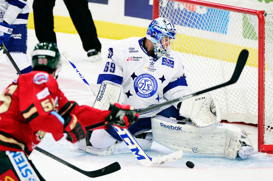 Frölundas Erik Gustafsson skjuter mot Leksands målvakt